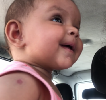 Aidons ce Bébé à marcher un Jour