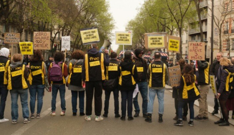 Les salariés de la Fnac Saint Lazare en grève