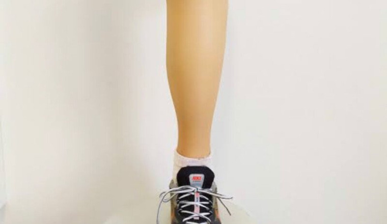 Prothèse de jambe pour continuer à travailler