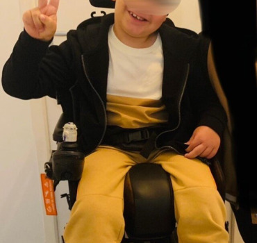 Un fauteuil roulant électrique pour Nassim