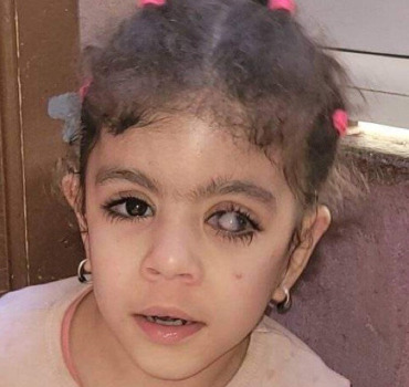 Ensemble pour aider la petite assia