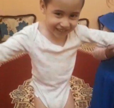 Aider le petit Abdellatif 3 ans à marcher