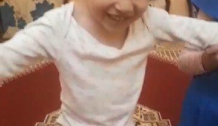 Aider le petit Abdellatif 3 ans à marcher