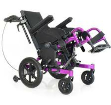 Un fauteuil roulant avec assise inclinable