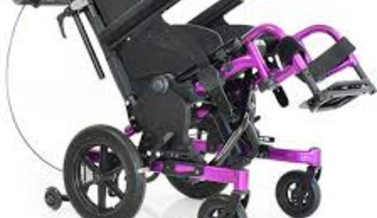 Un fauteuil roulant avec assise inclinable