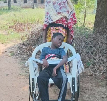 une chaise roulante pour le petit Hassan