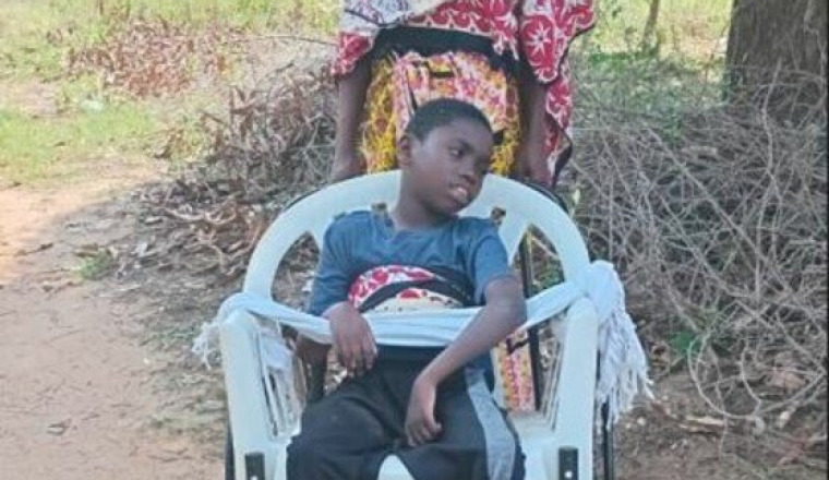 une chaise roulante pour le petit Hassan