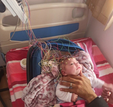 Aider ce bébé svp