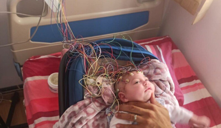 Aider ce bébé svp