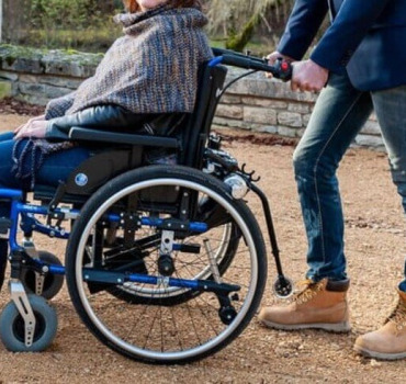 Un fauteuil roulant adapté pour notre grand-mère