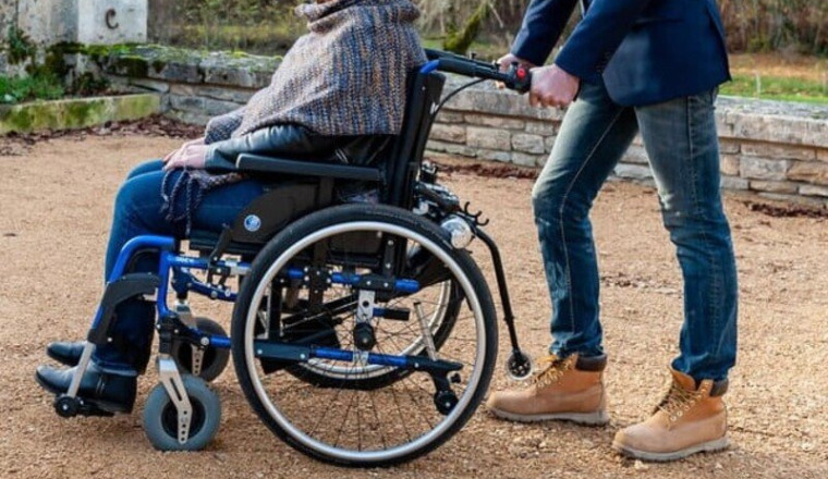 Un fauteuil roulant adapté pour notre grand-mère