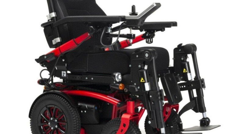 Un fauteuil roulant électrique pour Mohamed