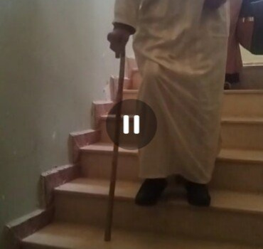 Une prothèse pour la jambe du père de notre cheikh