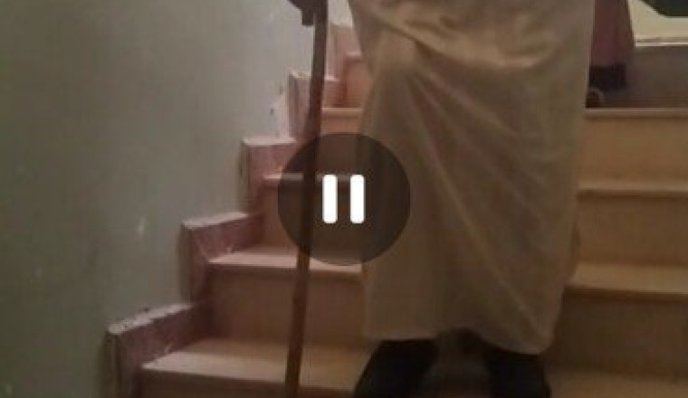 Une prothèse pour la jambe du père de notre cheikh