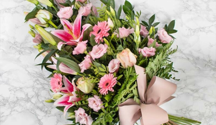 Gerbe de fleurs en l'hommage à la maman de Damien