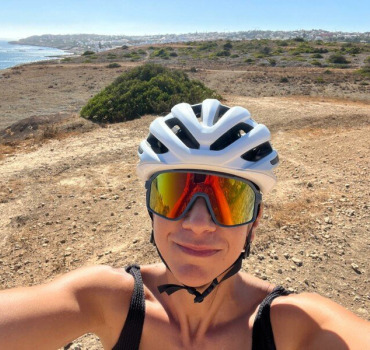 Mimi sur la pente descendante 🚲