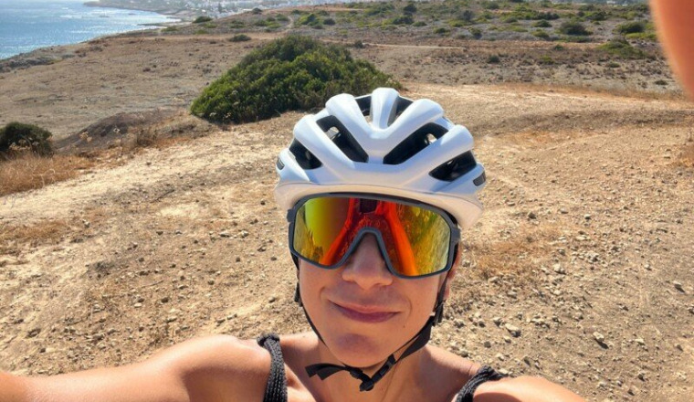 Mimi sur la pente descendante 🚲