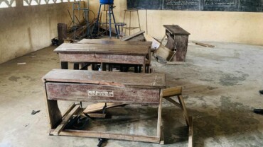 Offrons-leurs une table-banc pour apprendre.