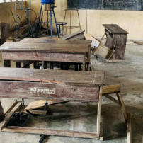 Offrons-leurs une table-banc pour apprendre.
