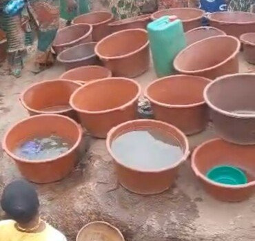 Accès à l’eau potable pour un village en Guinée.