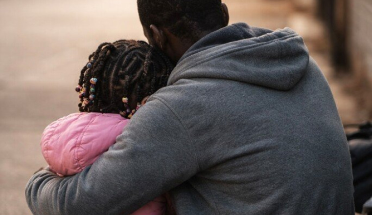 Urgence : un papa et sa fille de 8 ans à la rue