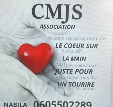 LE CŒUR SUR LA MAIN JUSTE POUR UN SOURIRE
