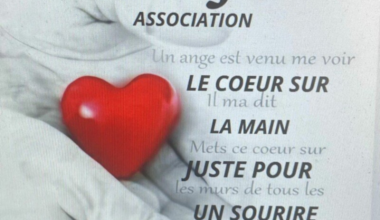 LE CŒUR SUR LA MAIN JUSTE POUR UN SOURIRE