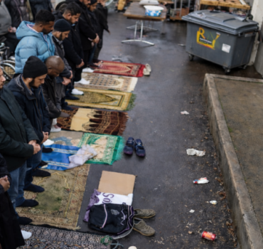 Ils prient prosternés devant les poubelles 🚨🕌 