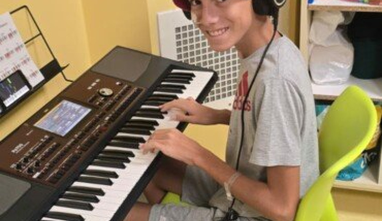 Un clavier pour Benjamin hospitalisé longtemps.