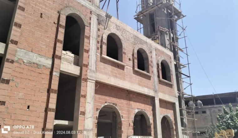 Construction d'une mosquée et d'un puit en Algérie