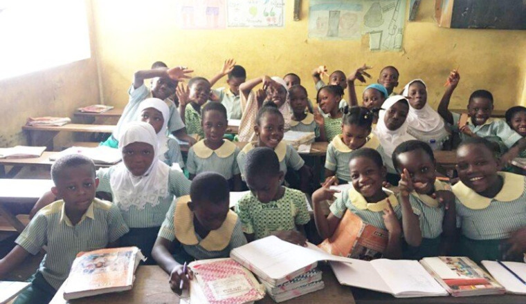 Efya dessine le français au Ghana