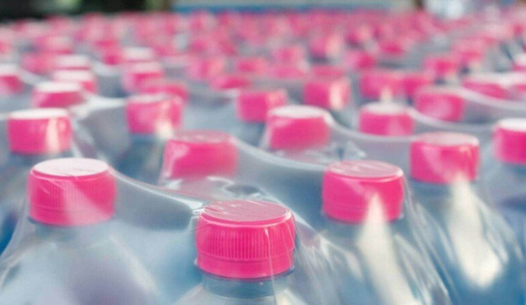 Distribution de palette d'eau dans les mosquées