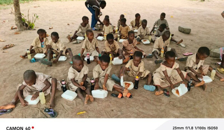 Repas chaud pour les enfants de la maternelle
