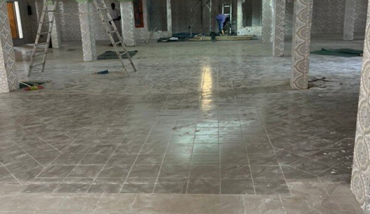Finition pour une mosquée (tapis, ventilateur)
